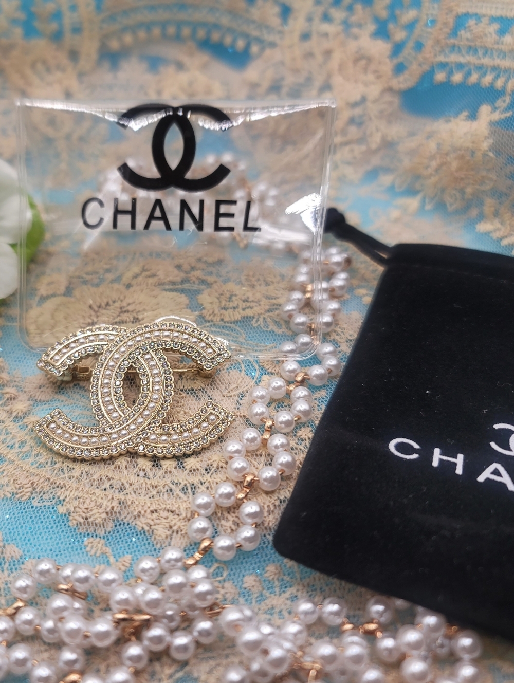 CHANEL Pearl & Crystal Interlocking CC Brooch in Gold - Picture 5 of 8